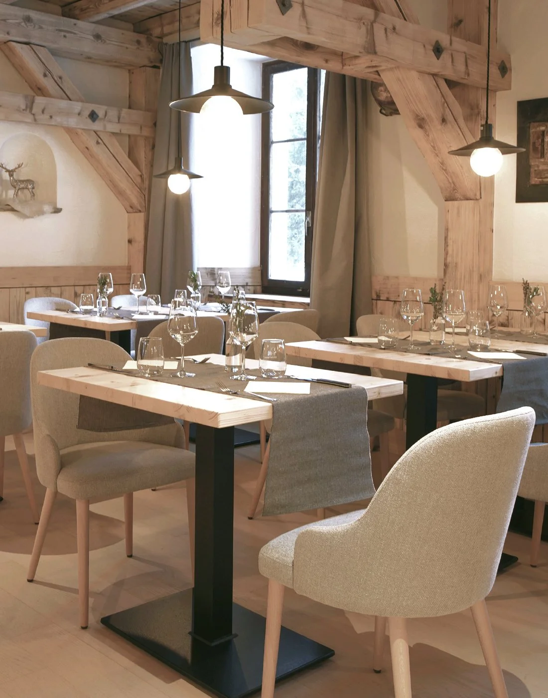 Dining room of the Brocco e Posta Restaurant with wood and warm lights