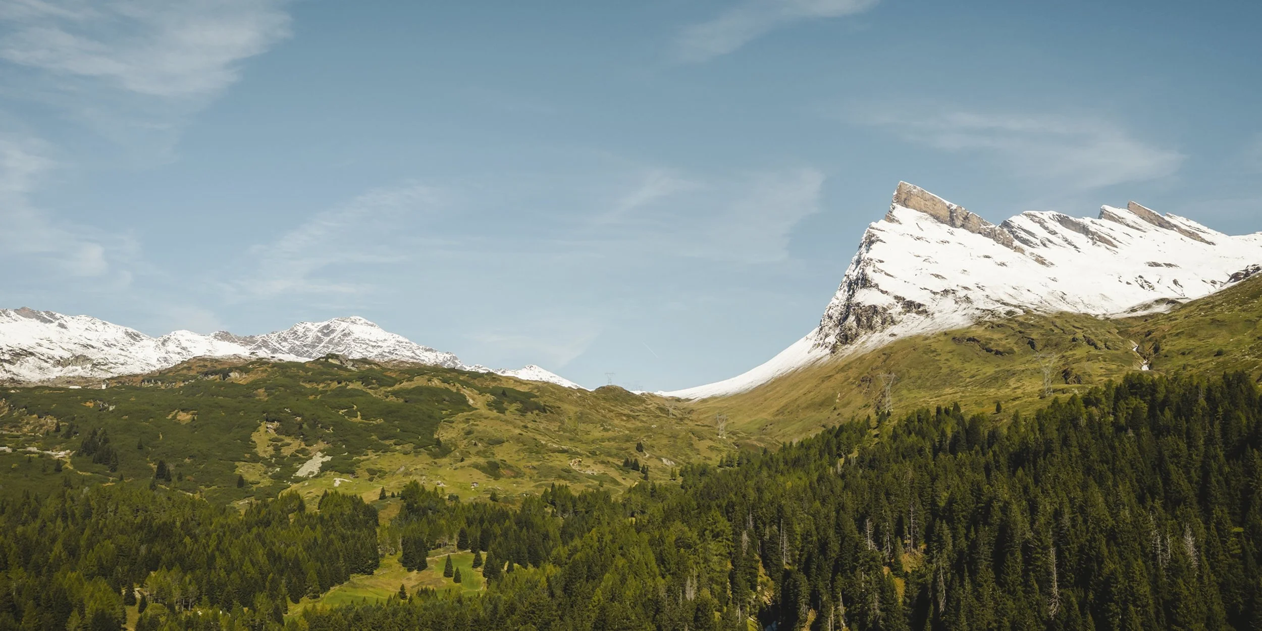 Wiesen und Gipfel rund um San Bernardino im Sommer