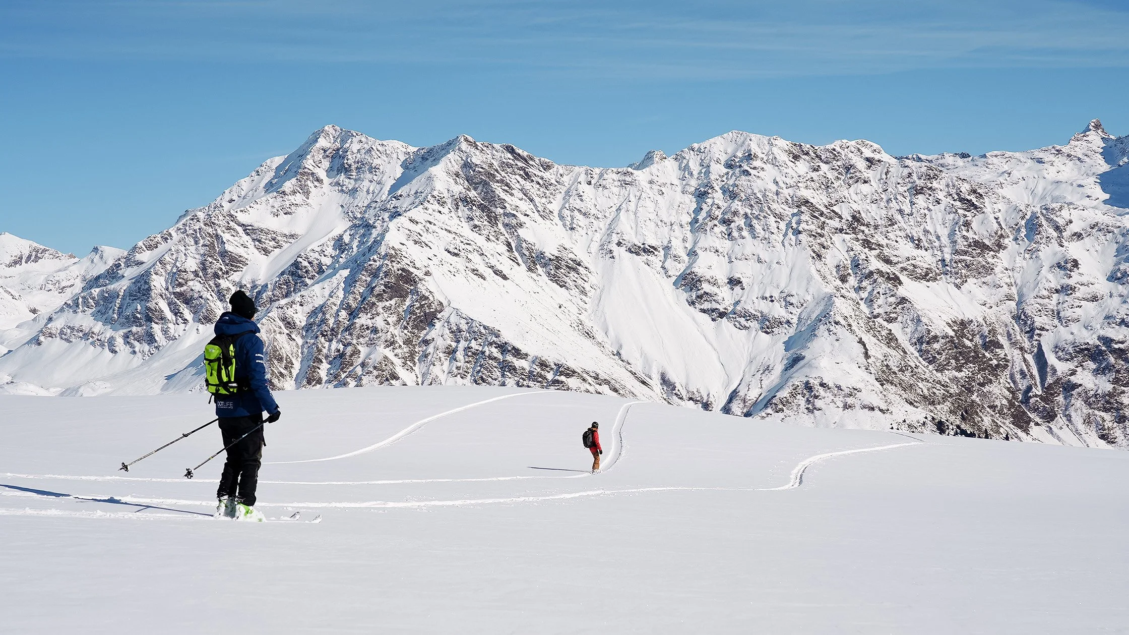 Skieurs sur les neiges des Alpes suisses à San Bernardino